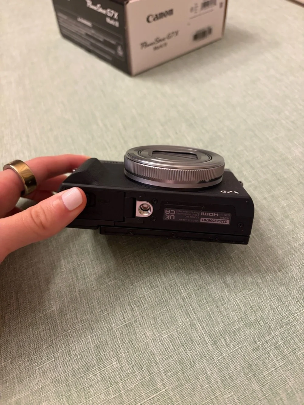 Canon G7 X Compact Digital Camera in Black and Silver with Pop-Up Flash